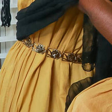 Load image into Gallery viewer, Vintage 1960s Gold Tone Daffodil Flower Metal Link Belt XXS XS