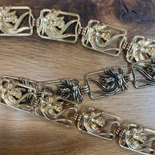 Load image into Gallery viewer, Vintage 1960s Gold Tone Daffodil Flower Metal Link Belt XXS XS
