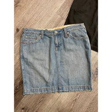 Load image into Gallery viewer, Vintage y2k Free People Light Blue Jean Denim Pencil Mini Skirt Feather Detail Sz 28
